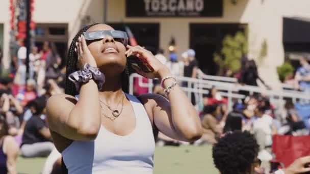 Atlanta Usa April 2024 Kvinna Använder Speciella Glasögon För Att — Stockvideo
