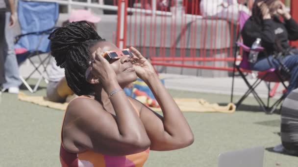 Атланта Сша Апреля 2024 Года Женщина Носит Специальные Очки Наблюдать — стоковое видео