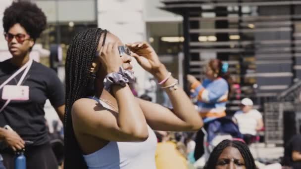 Atlanta Usa April 2024 Ung Kvinna Bär Speciella Glasögon För — Stockvideo