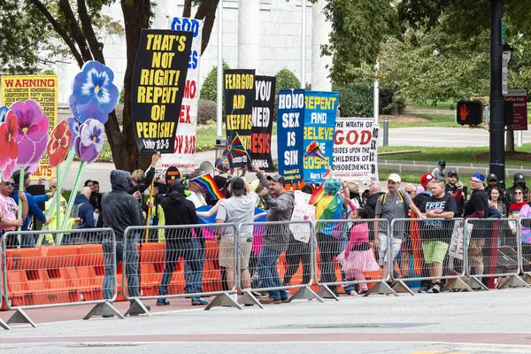 Atlanta Usa Oktober 2023 Gay Pride Åskådare Interagerar Trotsigt Med Stockbild