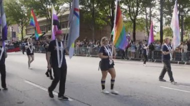 Atlanta, GA / ABD - 15 Ekim 2023: Bayrak taşıyıcıları 15 Ekim 2023 'te Atlanta, GA' da düzenlenen yıllık onur yürüyüşünde çeşitli LGBTQ bayraklarını sergiliyorlar.