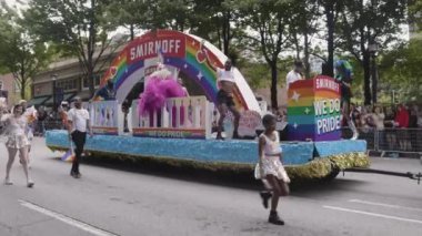 Atlanta, GA / ABD - 15 Ekim 2023: 15 Ekim 2023 'te Atlanta, GA' da düzenlenen yıllık gurur yürüyüşünde insanlar Smirnoff şamandırasına biniyor..