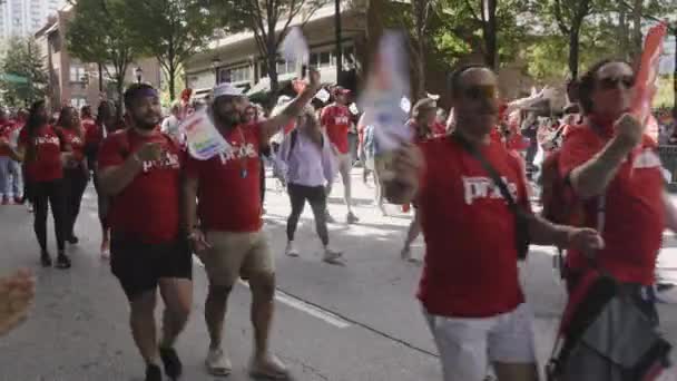 Atlanta Usa Octubre 2023 Los Empleados Coca Cola Caminan Desfile — Vídeo de stock