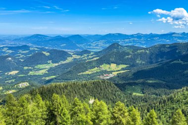 Olağanüstü görüntü, yüksek bir yerden Bavyera Alpleri 'nin geniş açısını gösteriyor..
