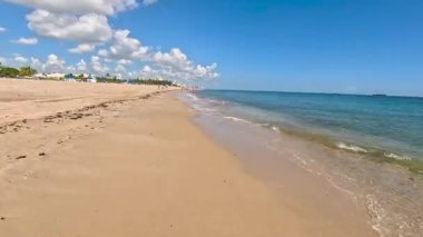 FT Lauderdale, FL / USA - 7 Ekim 2023 Hiperlapse, 7 Ekim 2023 'te FT Lauderdale, FL' de güneşli bir günde eğlenen aktif insanları gösteriyor.. 