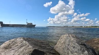 FT Lauderdale, FL / USA - 7 Ekim 2023: 7 Ekim 2023 Ft. Lauderdale, FL 'de kıyı sularının arasından küçük bir kargo gemisi geçer.. 