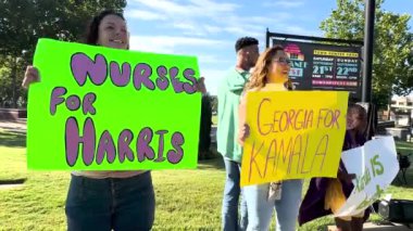 Suwanee, GA / USA 7 Eylül 2024: Demokrat parti aktivistleri, 7 Eylül 2024 tarihinde Suwanee, GA 'da Kamala Harris' in seçim kampanyası için bir korna çalma etkinliğinde araç kullanma ilanlarını kaldırdılar..