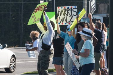 Suwanee, GA / USA - 7 Eylül 2024: Demokrat parti aktivistleri, 7 Eylül 2024 tarihinde Suwanee, GA 'da Kamala Harris' in kampanya etkinliği için korna çalarken araçları kornaya basmaya teşvik etti..