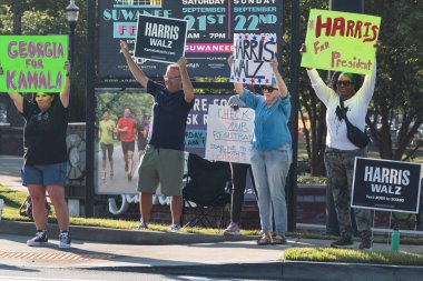 Suwanee, GA / USA - 7 Eylül 2024: Demokrat parti aktivistleri, 7 Eylül 2024 tarihinde Suwanee, GA 'da Kamala Harris' in kampanya etkinliği için korna çalarken araçları kornaya basmaya teşvik etti..