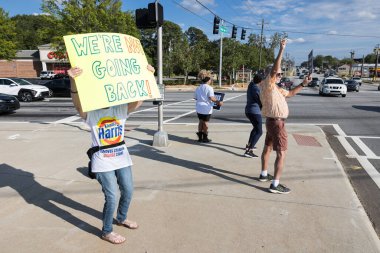Lawrenceville, GA / USA - 5 Eylül 2024: İnsanlar 5 Eylül 2024 'te Lawrenceville, GA' da Kamala Harris için yerel bir Honk etkinliğinde Kamala Harris 'i destekleyen kampanya ilanları yayınladılar..