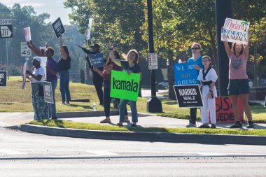 Suwanee, GA / USA - 7 Eylül 2024: Demokrat parti gönüllüleri, 7 Eylül 2024 tarihinde Suwanee, GA 'da yapılan Kamala Harris kampanya etkinliği için korna çalarken geçen araçların kornaya basmasını teşvik ediyor..