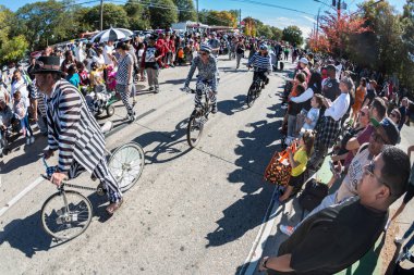 Atlanta, GA / ABD - 22 Ekim 2023: Optik Sanrılar Krewe üyeleri Little Five Points Cadılar Bayramı geçit töreninde siyah-beyaz çizgili kıyafetler giyerler, 22 Ekim 2023, Atlanta, GA.