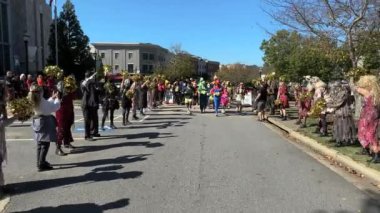 Suwanee, GA / USA 12 Ekim 2024: Ürkütücü Ruhlar 5K Cadılar Bayramı etkinliğinin başlangıç çizgisinden 12 Ekim 2024 'te Suwanee, GA' da kostüm giymiş koşucular ve yürüyüşçüleri gösteriyor. 