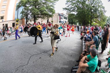 Atlanta, GA / USA - 2 Eylül 2023: Seçici bir yürüyüş bandosu 2 Eylül 2023 'te Atlanta, GA' da düzenlenen Dragon Con geçit töreninde sahne aldı.. 