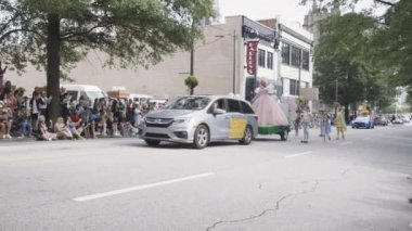 Atlanta, GA / USA 2 Eylül 2023: Oz Büyücüsü filmindeki iyi cadı Glinda gibi giyinmiş kadın 2 Eylül 2023 'te Atlanta, GA' da Dragon Con geçit töreninde bir şamandıraya biniyor.. 