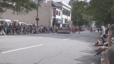 Atlanta, GA / ABD 2 Eylül 2023: İki kişi 2 Eylül 2023 'te Atlanta, GA' da düzenlenen Dragon Con geçit törenine başlayan bir bayrak taşıyor.. 