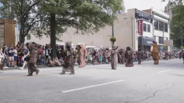 Atlanta, GA / ABD 2 Eylül 2023: Star Wars filmlerindeki Jawa kum insanları gibi giyinmiş insanlar 2 Eylül 2023 'te Atlanta, GA' da Dragon Con geçit töreninde yürüyorlar.. 