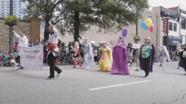 Atlanta, GA / ABD 2 Eylül 2023: İnsanlar 2 Eylül 2023 'te Atlanta, GA' da düzenlenen Dragon Con geçit töreninde periyodik tablo yürüyüşünde element gibi giyindiler.. 