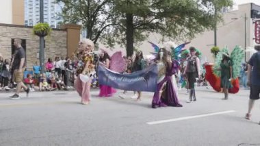 Atlanta, GA / ABD 2 Eylül 2023: İnsanlar 2 Eylül 2023 'te Atlanta, GA' da düzenlenen yıllık Dragon Con geçit töreninde yürürken eşsiz kanatlı kostümler giyerler.. 