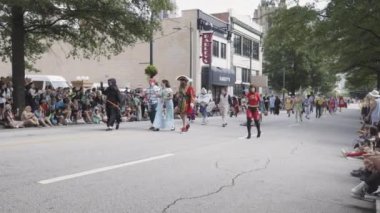 Atlanta, GA / ABD 2 Eylül 2023: Seçkin kostümler giyen insanlar 2 Eylül 2023 'te Atlanta, GA' da düzenlenen Dragon Con geçit töreninde yürüyor. 
