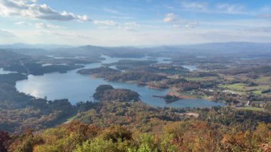 Yüksek çekim, Appalachian dağ manzaralı bir gölün üzerindeki bulutları gösteriyor..