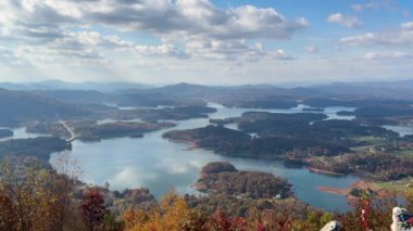 Yüksek çekim, Appalachian dağlarının manzaralı manzarasında gölden yansıyan bulutları gösteriyor..