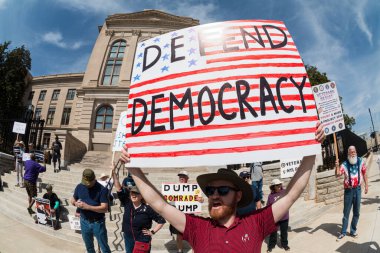 Atlanta, GA / ABD - 14 Mart 2025: Bir adam 14 Mart 2025 'te Atlanta, GA' da Gürcistan eyalet kongre binasında gazileri desteklemek için 