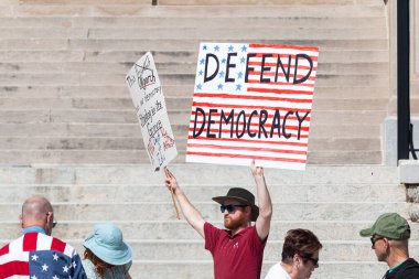 Atlanta, GA / ABD - 14 Mart 2025: Bir adam, 14 Mart 2025 'te Atlanta, GA' da bulunan Gürcistan eyalet kongre binasının basamaklarında gazi haklarını desteklemek için 