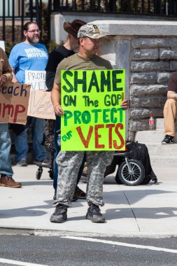 Atlanta, GA / USA - 14 Mart 2025: Erkek bir gazinin elinde 