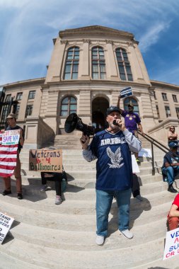 Atlanta, GA / ABD - 14 Mart 2025: Bir Hava Kuvvetleri gazisi, 14 Mart 2025 tarihinde Atlanta, GA 'da düzenlenen Gürcistan Eyalet Başkenti' nde gazi hakları mitinginde megafona konuştu..