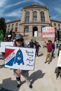 Atlanta, GA / ABD - 14 Mart 2025: Dikey çekim insanların 14 Mart 2025 'te Atlanta, GA' da Gürcistan eyalet kongre binasında gazi haklarını destekleyen tabelalar sergilediklerini gösteriyor..