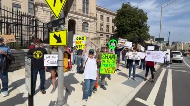 Atlanta, GA / ABD 14 Mart 2025: İzleme çekimleri, 14 Mart 2025 'te Atlanta, GA' da düzenlenen Gürcistan eyaleti başkentinde düzenlenen mitingde büyük bir grubun pankart astığını gösteriyor.. 