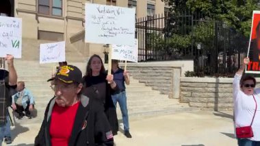 Atlanta, GA / ABD 14 Mart 2025: İzleme çekimleri, 14 Mart 2025 'te Atlanta, GA' da düzenlenen Gürcistan eyaleti mitinginde gazileri desteklerken Trump karşıtı tabelalar taşıyan insanları gösteriyor.. 