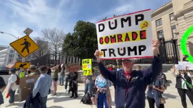 Atlanta, GA / ABD 14 Mart 2025: Erkek bir gazi 14 Mart 2025 'te Atlanta, GA' da düzenlenen mitingde Yoldaş Trump 'ı terk edin yazan bir tabela tutuyor.. 