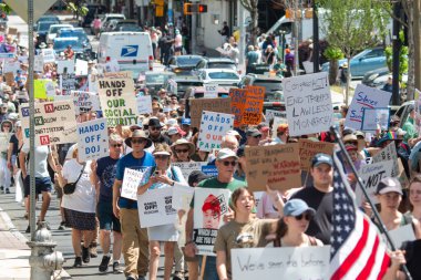 Atlanta, GA / ABD - 5 Nisan 2025: Binlerce kişi, 5 Nisan 2025 tarihinde Atlanta, GA 'da düzenlenen Off-Off etkinliğinde Trump karşıtı işaretlerle yürüyüş yaptı..