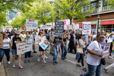 Atlanta, GA / ABD - 5 Nisan 2025: Binlerce kişi, 5 Nisan 2025 tarihinde Atlanta, GA 'da düzenlenen Off-Off etkinliğinde Trump karşıtı işaretlerle yürüyüş yaptı..