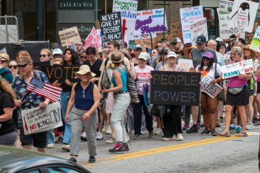 Atlanta, GA / ABD - 5 Nisan 2025: İnsanlar 5 Nisan 2025 'te Atlanta, GA' da Hands Off etkinliğinde ülke çapında anti-Trump tabelalarıyla yürüdüler.