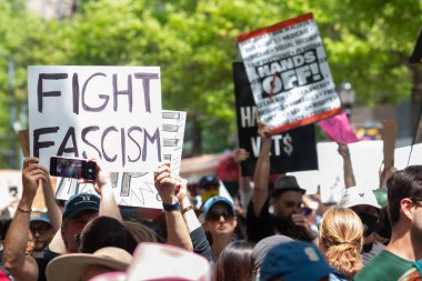 Atlanta, GA / ABD - 5 Nisan 2025: Protestocu, 5 Nisan 2025 tarihinde Atlanta, GA 'da 