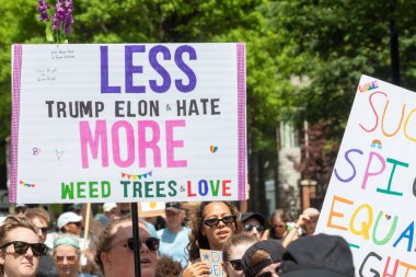 Atlanta, GA / ABD - 5 Nisan 2025: Protestocu, 5 Nisan 2025 tarihinde Atlanta, GA.