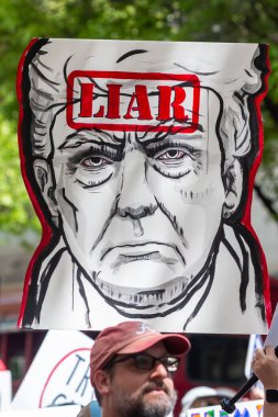 Atlanta, GA / ABD - 5 Nisan 2025: Protestocu, 5 Nisan 2025 'te Atlanta, GA' da Hands Off March 'ta Trump' a 