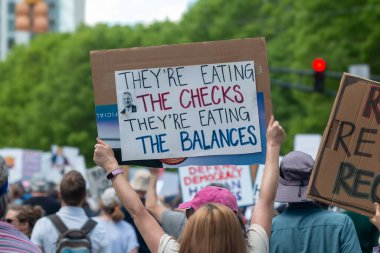 Atlanta, GA / ABD - 5 Nisan 2025: Protestocu, 5 Nisan 2025 'te Atlanta, GA' da düzenlenen 