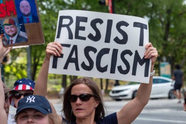 Atlanta, GA / ABD - 5 Nisan 2025: Kadın, 5 Nisan 2025 tarihinde Atlanta, GA 'da Hands Off March' ta 