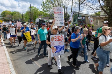 Atlanta, GA / ABD - 5 Nisan 2025: Binlerce insan, 5 Nisan 2025 'te Atlanta, GA' da düzenlenen 