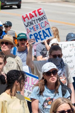 Atlanta, GA / ABD - 5 Nisan 2025: Kadınlar, 5 Nisan 2025 'te Atlanta, GA' da düzenlenen Hands Off March 'ta 