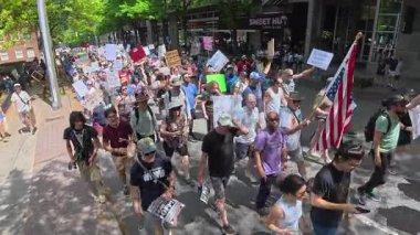 Atlanta, GA / ABD 5 Nisan 2025: Yükselen tavada, 5 Nisan 2025 'te Atlanta, GA' da düzenlenen protestoda binlerce insan el ilanı tutuyor ve kameranın önünden geçiyor.. 