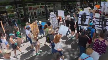 Atlanta, GA / ABD 5 Nisan 2025: Yükselen tavada, 5 Nisan 2025 'te Atlanta, GA' da düzenlenen protestoda binlerce insan el ilanı tutuyor ve kameranın önünden geçiyor.. 