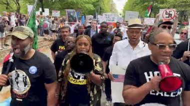 Atlanta, GA / ABD 5 Nisan 2025: İzleme çekimleri, Hands Off March liderlerinin 5 Nisan 2025 'te Atlanta, GA' da düzenlenen protesto etkinliğinde ellerini çekerken megafonla yürüdüklerini gösteriyor.. 