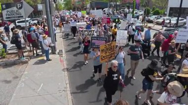 Atlanta, GA / ABD 5 Nisan 2025: Yükseltilmiş çekim, 5 Nisan 2025 'te Atlanta, GA' da Hands Off protesto etkinliğinde kameranın önünden geçen binlerce insanı gösteriyor.. 