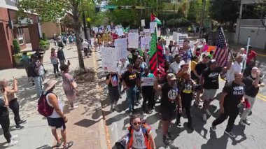 Atlanta, GA / ABD 5 Nisan 2025: Yükseltilmiş çekim, 5 Nisan 2025 'te Atlanta, GA' da düzenlenen protestoda ellerinde levhalar bulunan binlerce insanın kameranın önünden geçmeye başladığını gösteriyor.. 