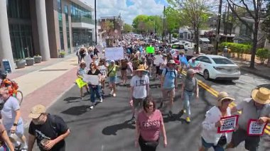 Atlanta, GA / ABD 5 Nisan 2025: Yükseltilmiş izleme çekimleri, 5 Nisan 2025 'te Atlanta, GA' da düzenlenen protestoda ellerinde el ilanları bulunan binlerce kişinin kameranın önünden geçtiğini gösteriyor.. 